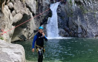 Saut et tyrolienne à la cascade