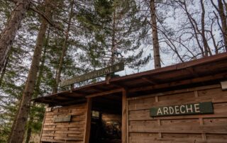 Jaujac - Accrobranche accroche toi aux branches - cabane accueil ©sourcesetvolcans