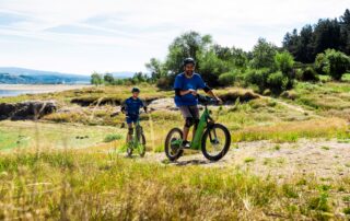 Une père est son fils en balade trottinette