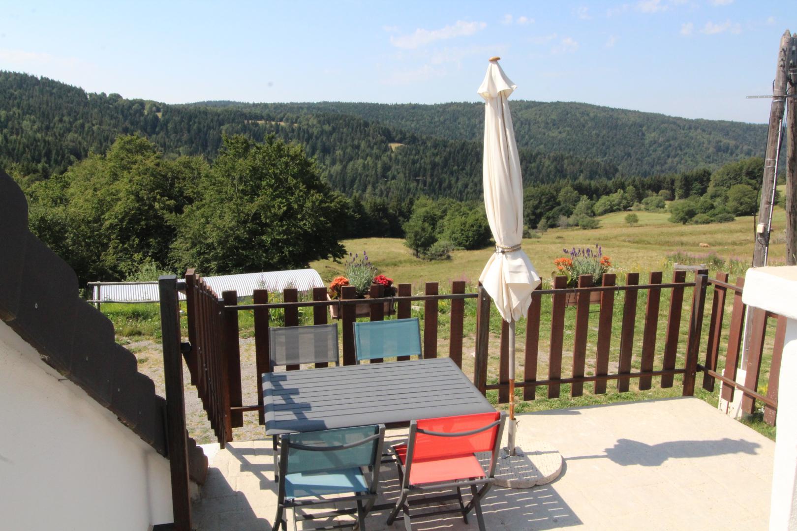 Terrasse avec superbe vue sur les monts